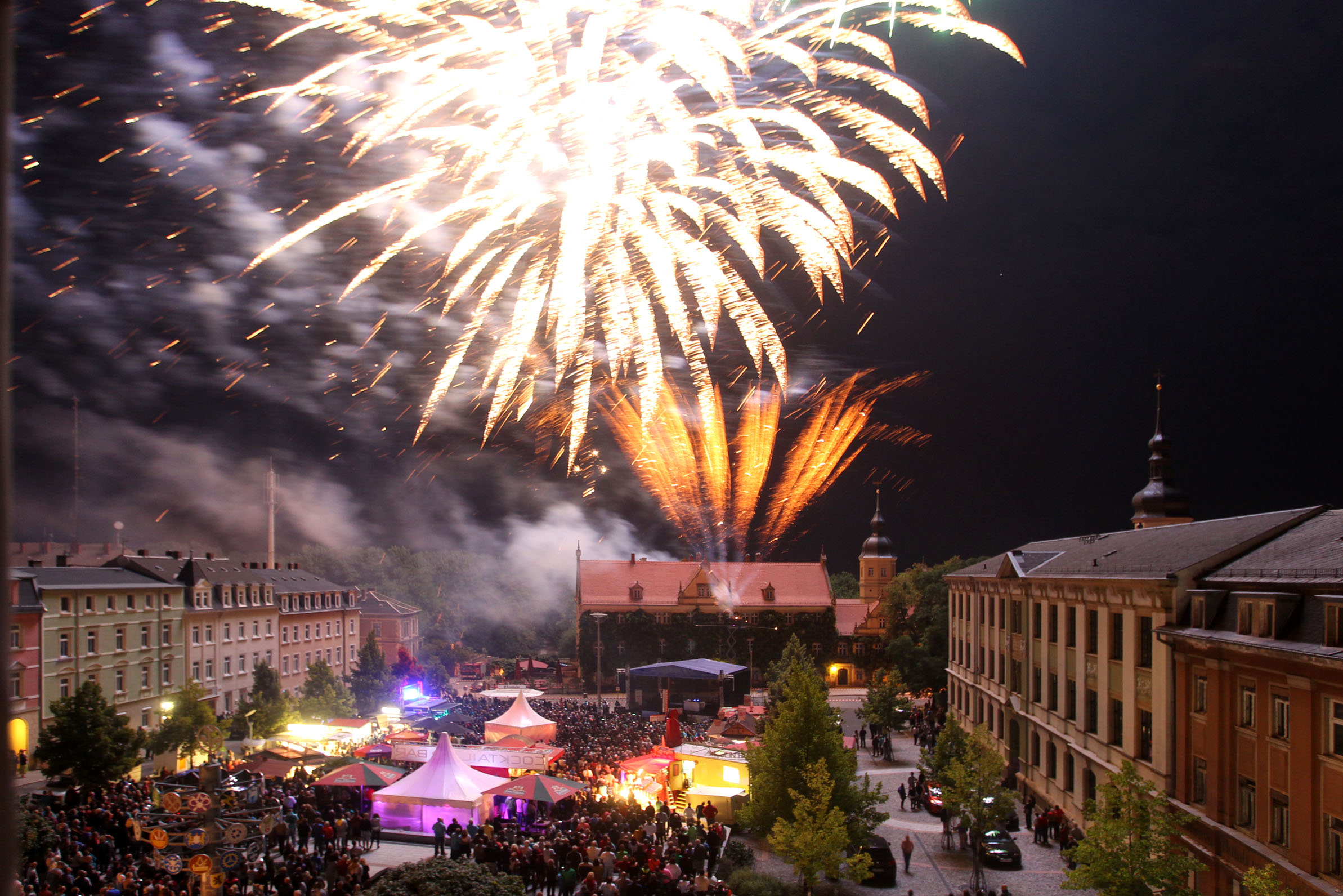 Bitte in HuGo RIESA für Redaktion RIESA stellen - Dankeschön* :-)
24.08.2013 --- 6 min Feuerwerk zum Stadtfest um 00:00 Uhr am Rathausplatz ---
Foto:  Schroeter  -  ©   Foto bei jeder Veröffentlichung honorarpflichtig!