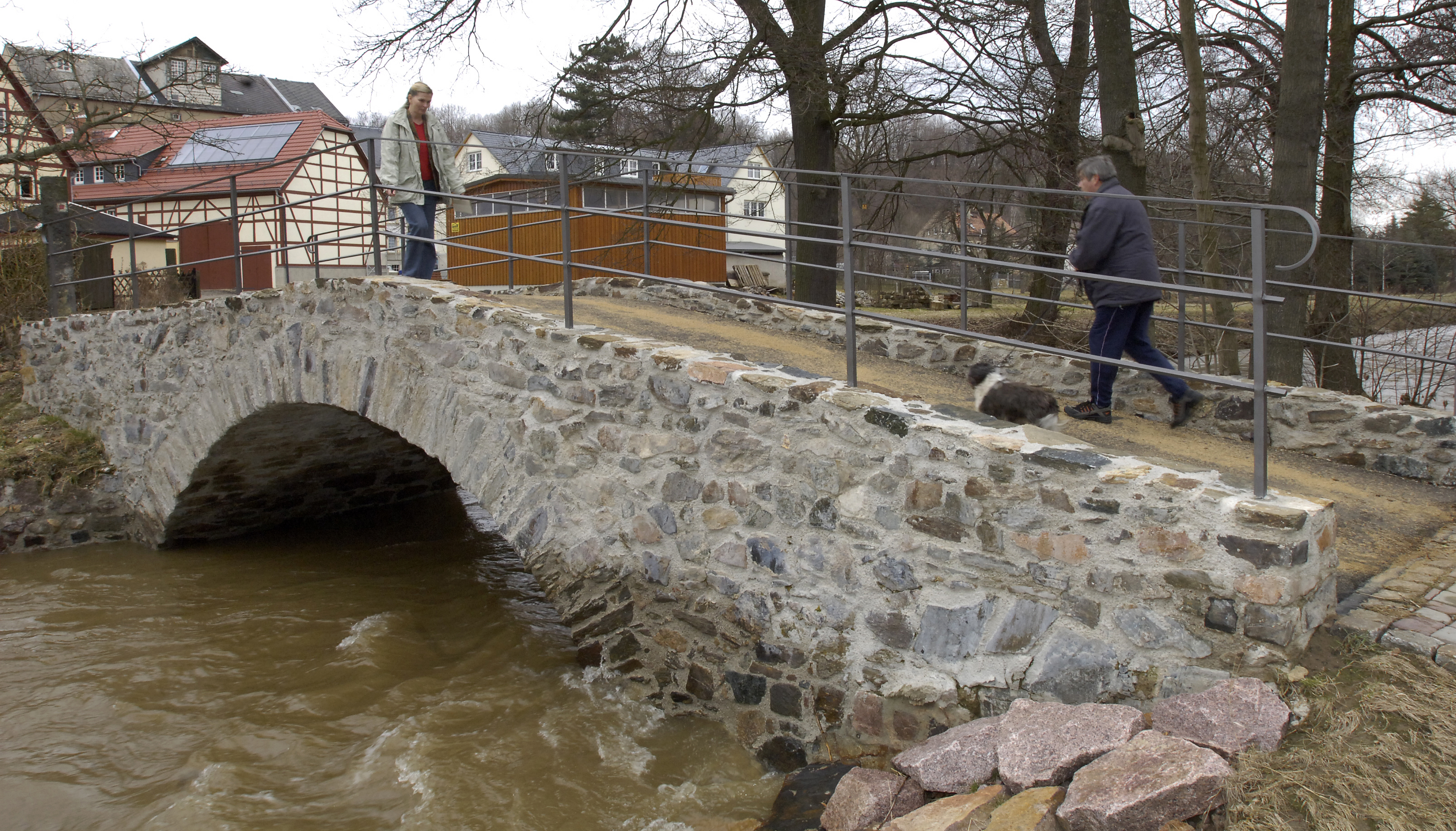 Die Muehle Furkert / Bartsch in Miltitz im Saechsischen Elbland ist Station der Muehlentour an der Silberstrasse, eine saechsische Ferienstrasse. Die produzierende Getreidemuehle mit Wasserkraftanlage wurde erstmals 1622 erwaehnt. Sie gehoerte zum Rittergut Mltitz, dem Adelsgeschlecht von Heynitz. Gekauft wurde sie 1848 durch Legler, 1906 durch Albin Furkert. Seitdem gibt es eine ununterbrochene Fortsetzung der Famileintradition durch Kurt Furkert und Familie Bartsch. Heute arbeitet hier Muellermeister Alexander Bartsch, betreibt auch einen Muehlenladen. 
Foto (Saechsisches Elbland): Volkmar Heinz