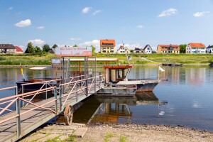 Elbfähre am Anleger in Riesa, im Hintergrund Promnitz, Sachsen, Deutschland