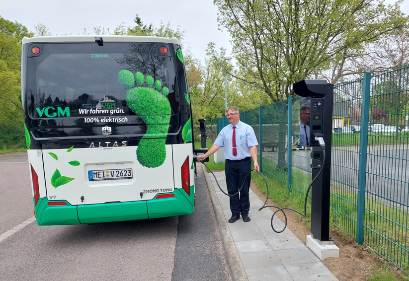 E-Bus beim Laden Foto Ramona Raden
